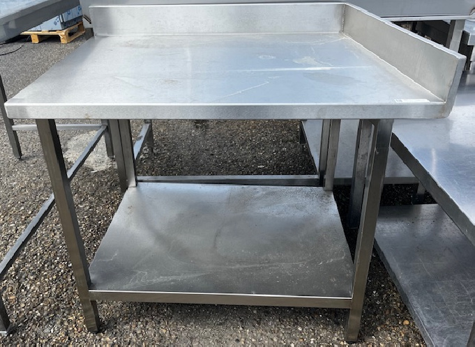 Matériel occasion Table inox soudé d'angle adossé avec sous tablette