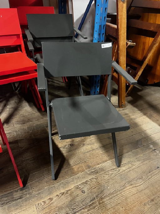 Matériel occasion Chaises grises en métal avec accoudoirs