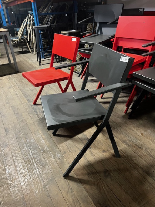 Matériel occasion Chaises grises en métal avec accoudoirs