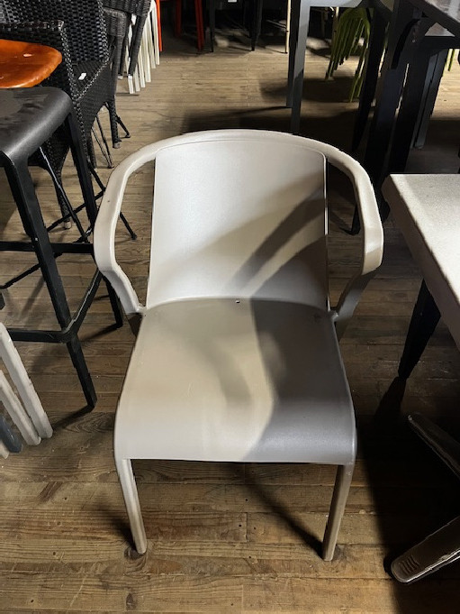 Matériel occasion Chaises design en plastique avec accoudoir