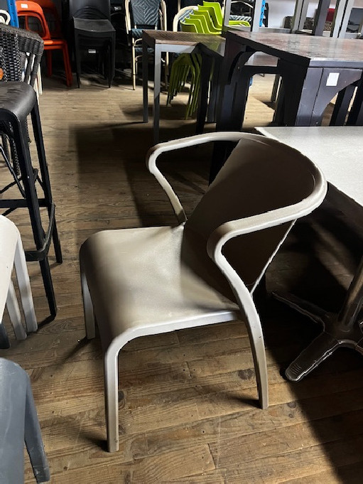 Matériel occasion Chaises design en plastique avec accoudoir