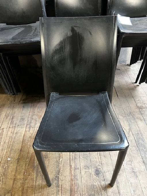 Matériel occasion Lot de 24 chaises en plastique noir
