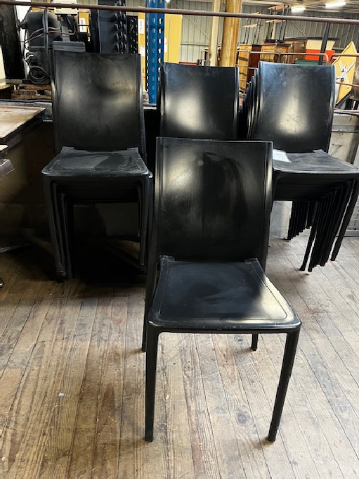 Matériel occasion Lot de 24 chaises en plastique noir