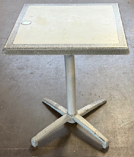 Matériel occasion Table carrée – Pieds pliants