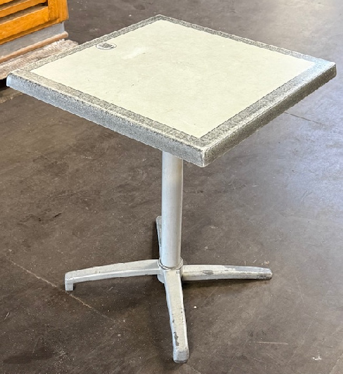 Matériel occasion Table carrée – Pieds pliants