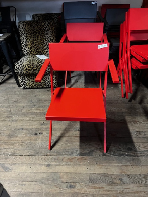 Matériel occasion Chaises rouges en métal avec accoudoirs