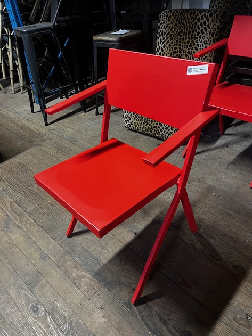 Matériel occasion Chaises rouges en métal avec accoudoirs