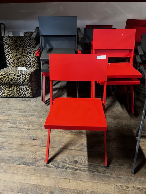 Matériel occasion Chaises rouges en métal sans accoudoirs