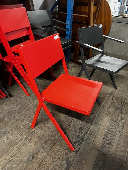 Matériel occasion Chaises rouges en métal sans accoudoirs
