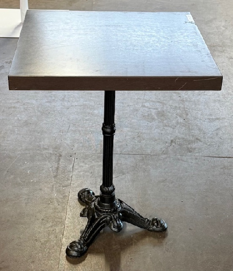 Matériel occasion Table carrée – Plateau effet bois, pied fonte noir