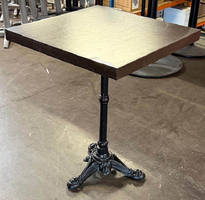 Matériel occasion Table carrée – Plateau effet bois, pied fonte noir